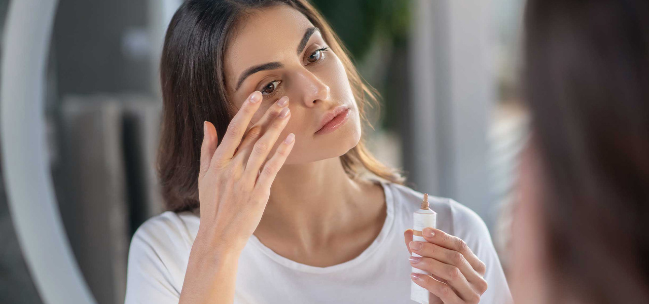 img-def-article_22__1280x600px Vrouw smeert crème rond haar ogen