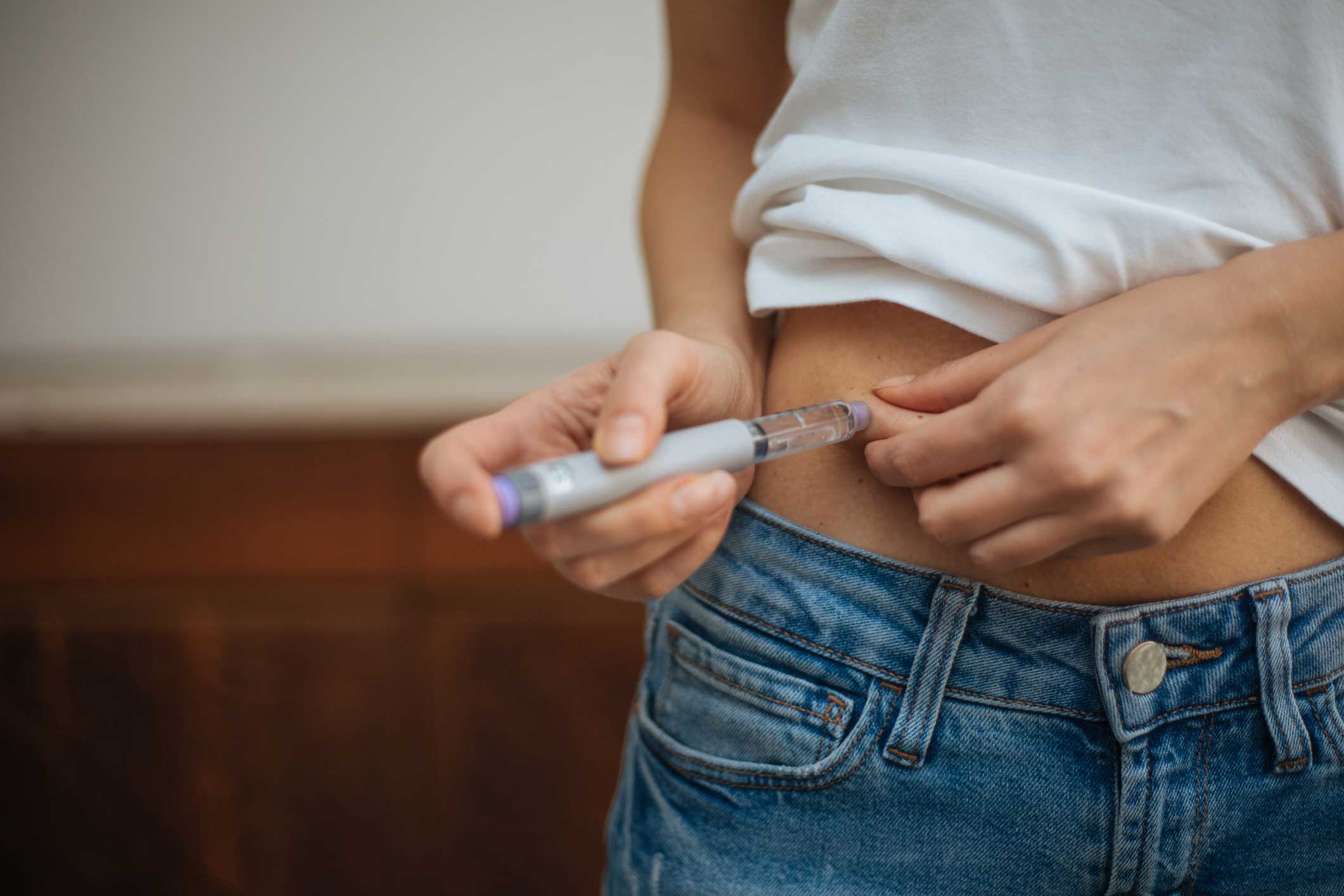 Vermageren met Ozempic:do or don’t? Vrouw injecteert Ozempic