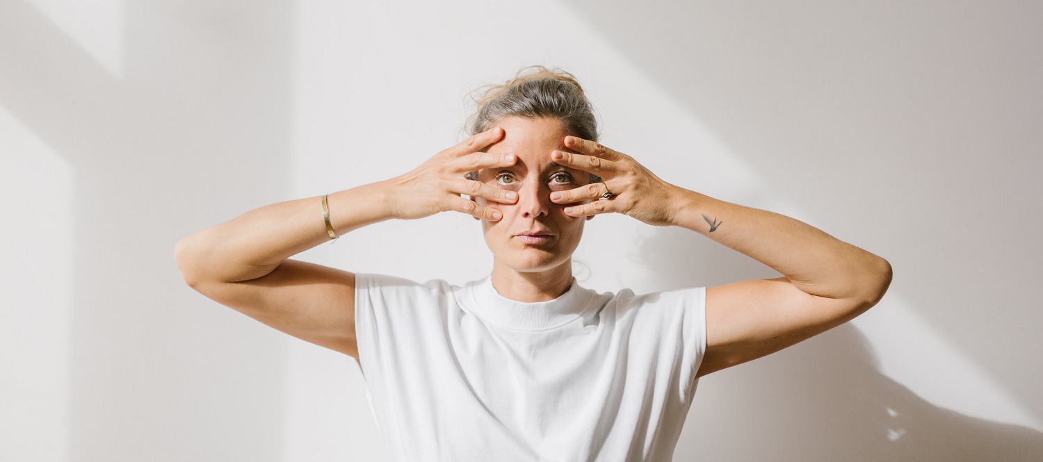 face yoga credit photo Elodie Deceuninck face yoga credit photo Elodie Deceuninck