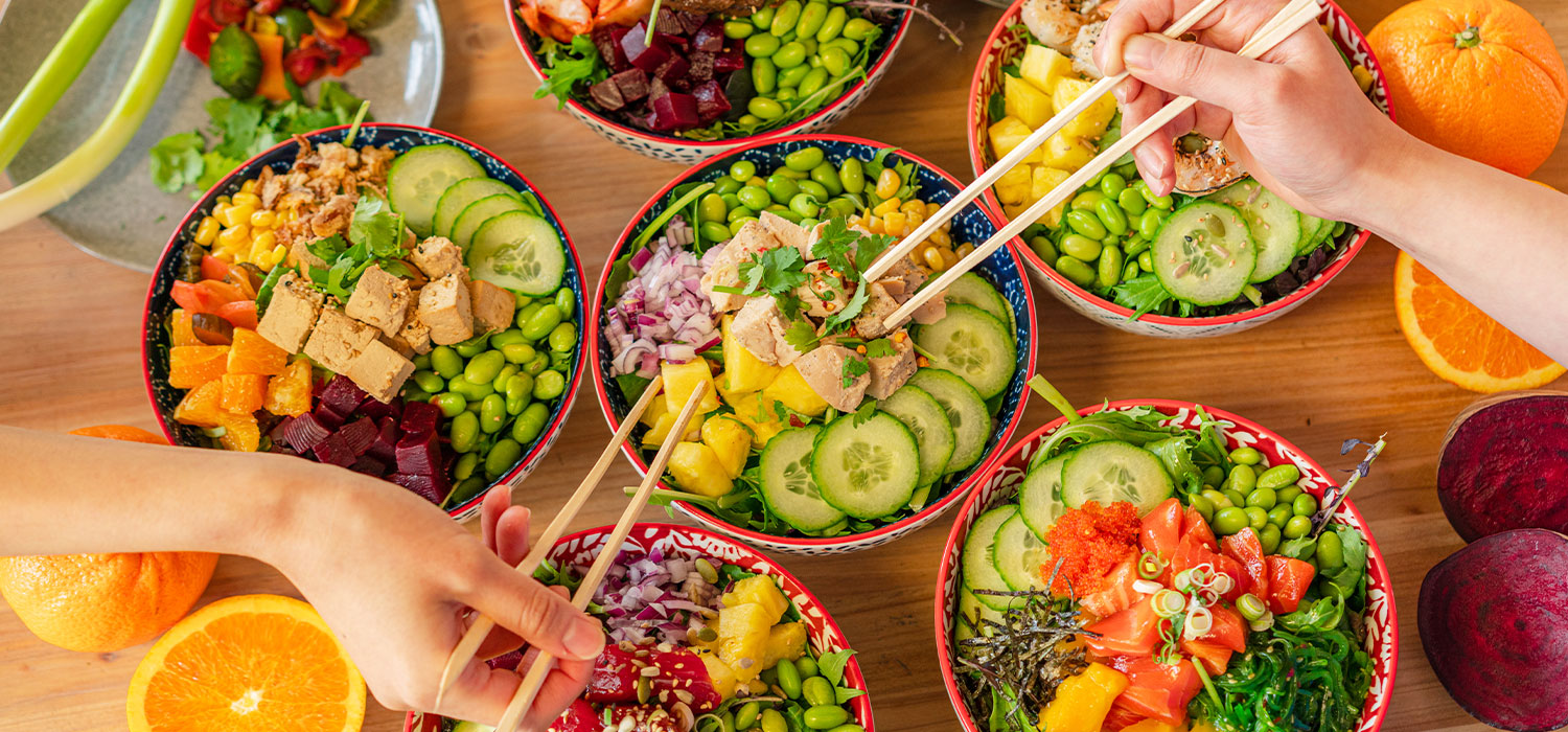 Kleurrijke-groentemaaltijd Tafel vol gezonde en kleurrijke gerechten