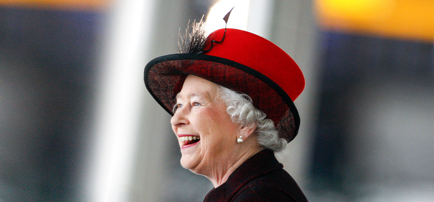 De geheimen van het lange leven van Koningin Elizabeth II eindelijk onthuld Koningin Elizabeth II met een grote glimlach