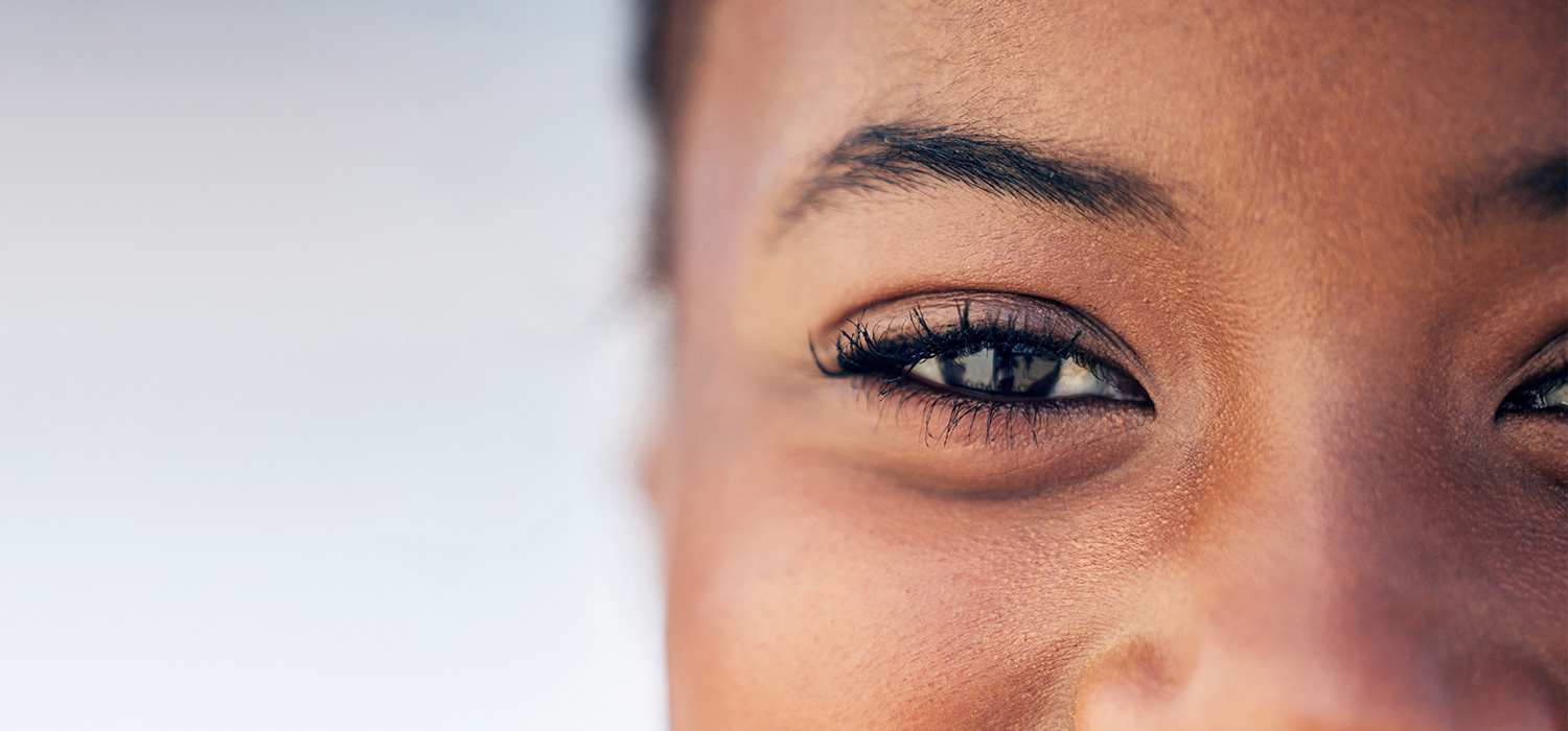Een stralende oogopslag: zo breng je je oogcontouren, wimpers en wenkbrauwen in topvorm Vrouw met een prachtig uiterlijk