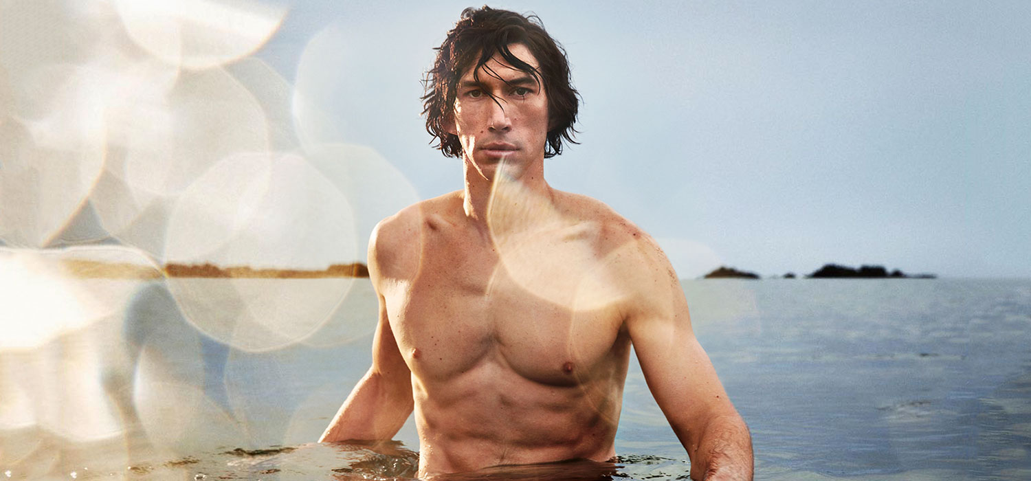 Adam Driver is de nieuwe Hero van Burberry Adam Driver zonder shirt in het water voor Burberry's Hero-campagne