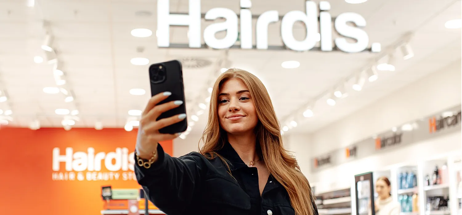 Hairdis winkel Vrouw met een mooi kapsel voor een Hairdis winkel