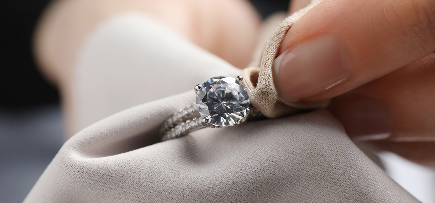 241-diamanten-ring vrouw die een diamanten ring schoonmaakt