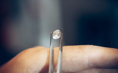 Achter de schermen van het vak van diamantslijper en de diamantbeurzen