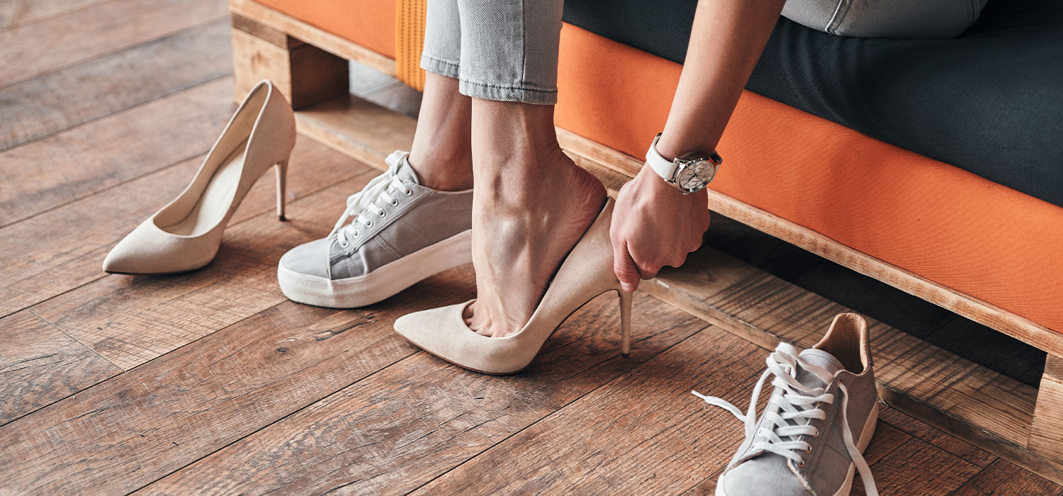 schoenen vrouw die hakken aan haar voeten doet