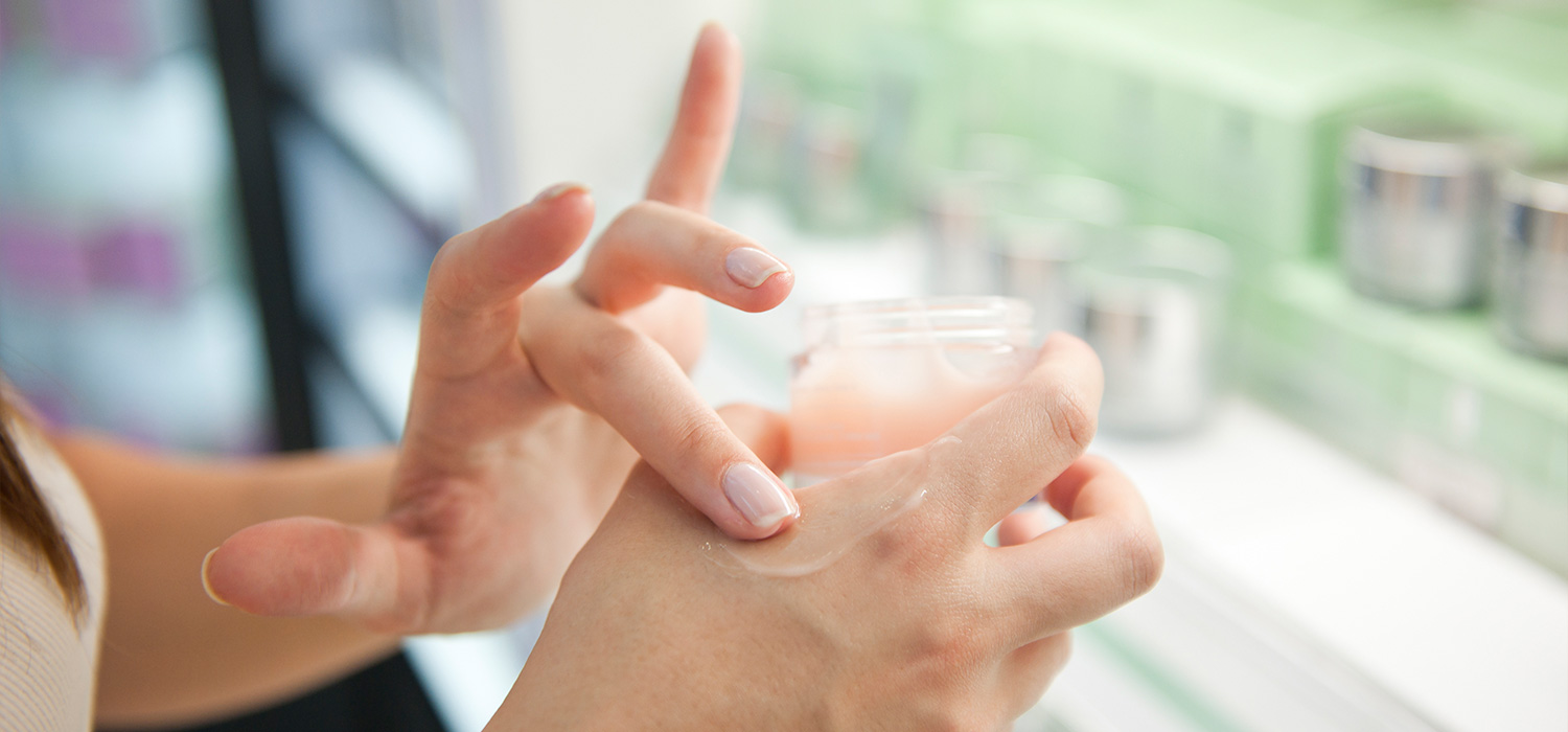 244-creme-parafarmacie Vrouw test een crème op haar hand in een drogisterij