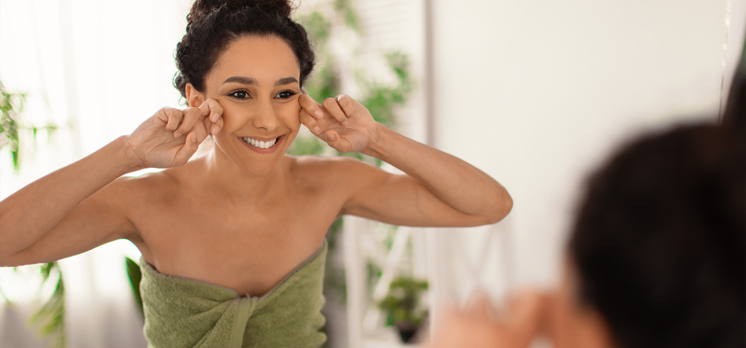 De feel-good beauty : Wanneer huidverzorging ook de geest voedt Vrouw masseert haar gezicht