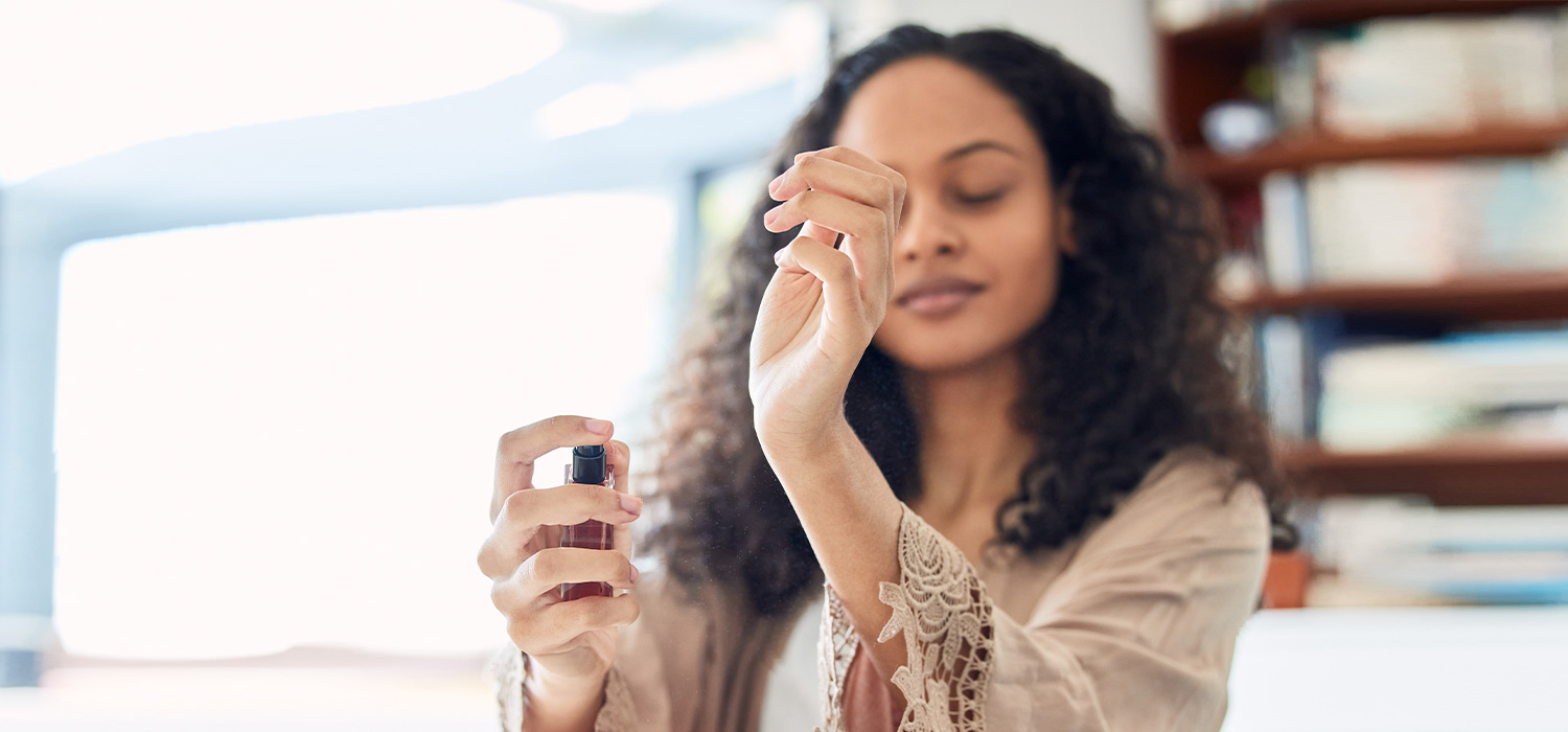 Krachtige parfums: voordelen, nadelen en impact op zelfexpressie Vrouw die parfum op haar pols doet