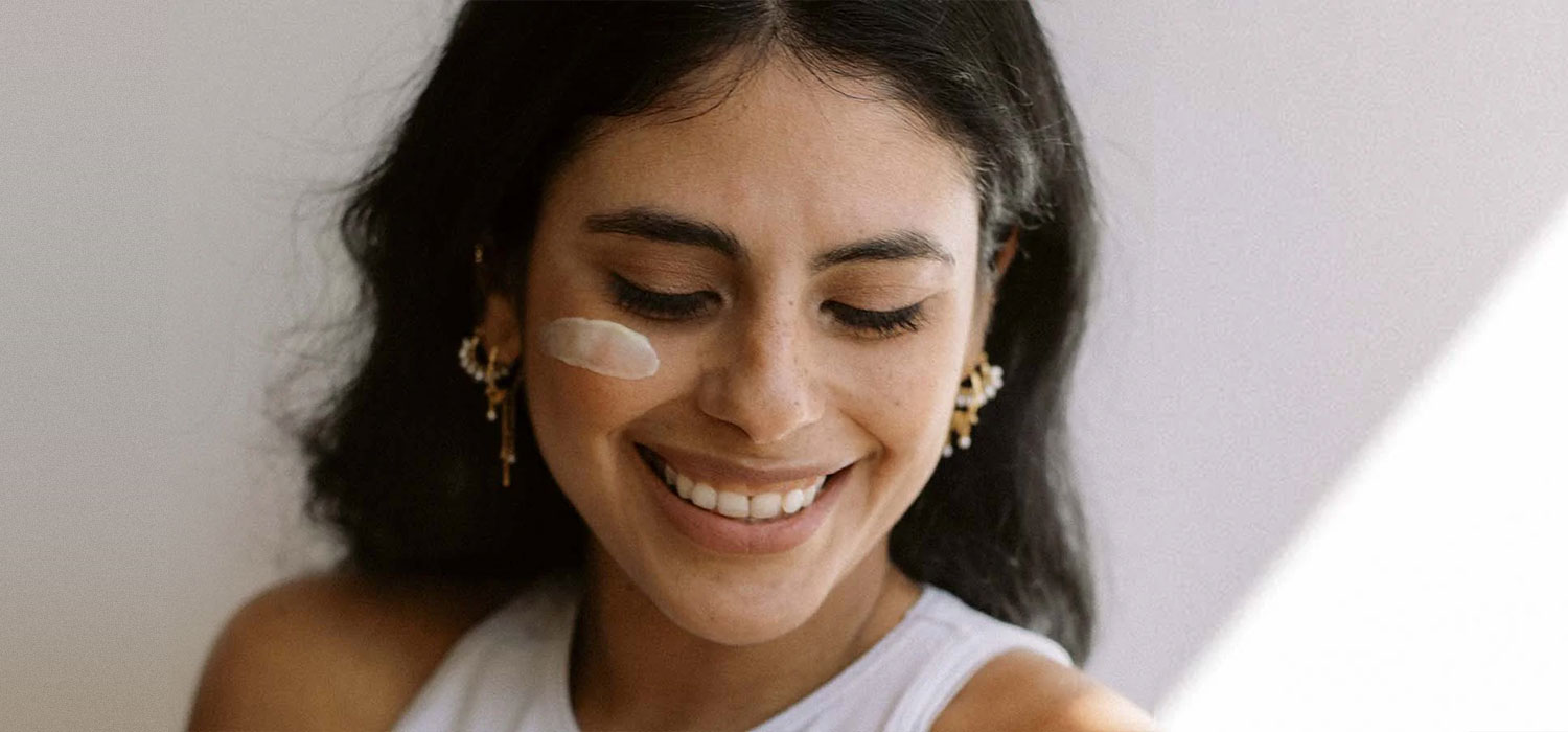 food-for-skin Vrouw met crème op haar gezicht