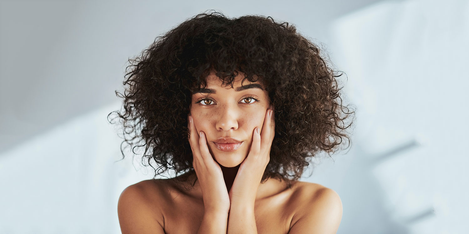 vrouw-met-haar-handen-op-haar-gezicht Woocommerce tout doit être indexé