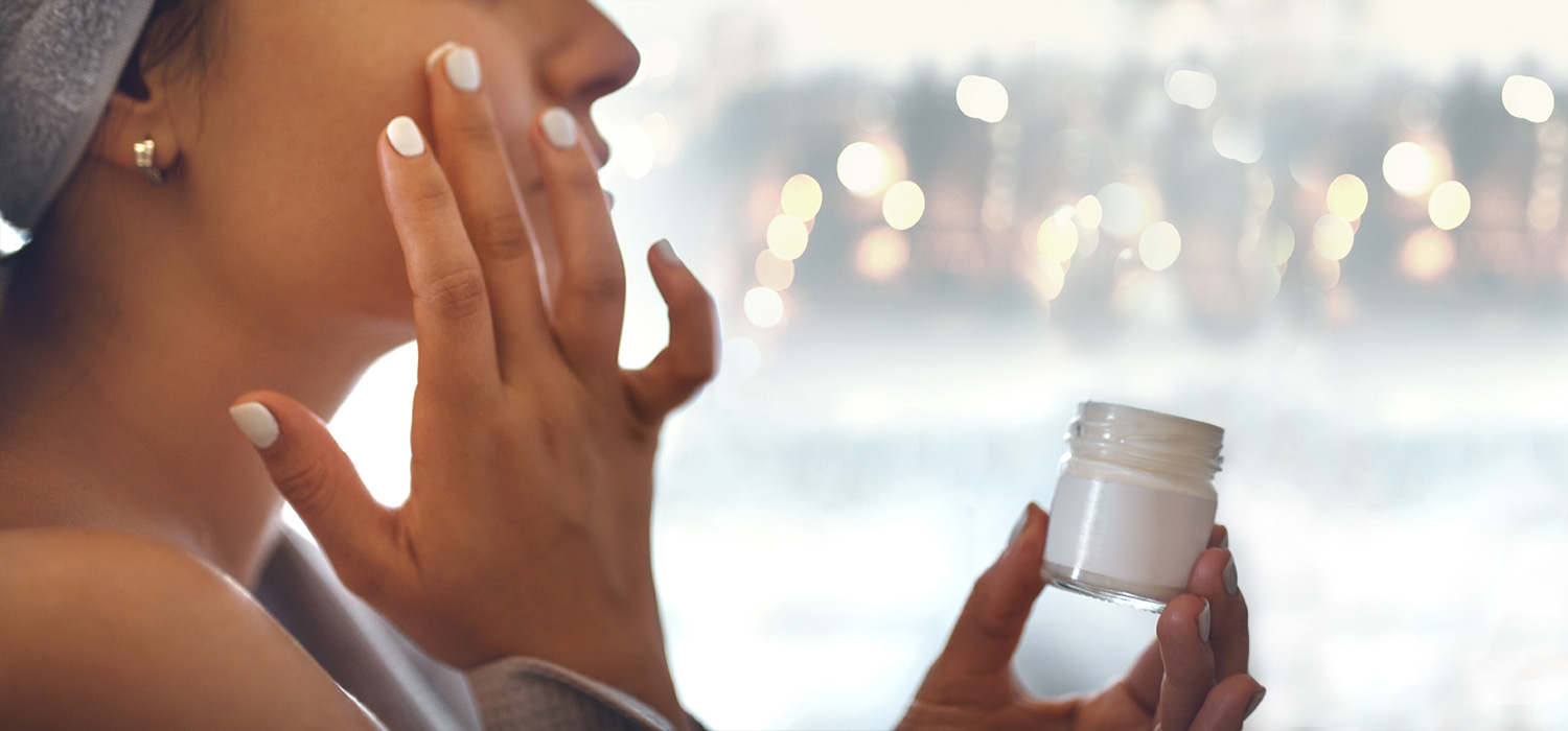 Anti-aging producten in de parapharmacie voor de herfst: verstevigend en anti-rimpel Vrouw brengt antiverouderingscrème aan op haar gezicht