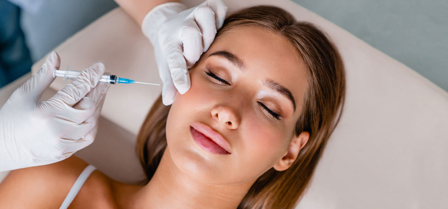 Geavanceerde esthetische behandelingen: moderne oplossingen voor een stralende huid Vrouw die een huidverzorgingsbehandeling krijgt