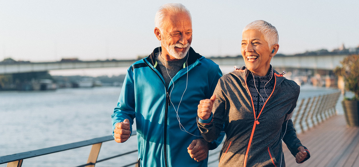 How to Live to 90 or Even Longer Een vrouw en een man joggen in de winter