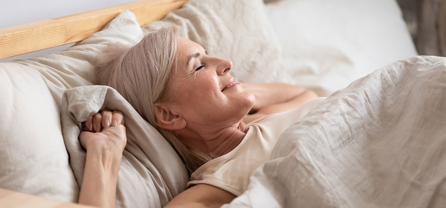 Menopauze hoe verzacht je de klachten Vrouw in de menopauze in bed