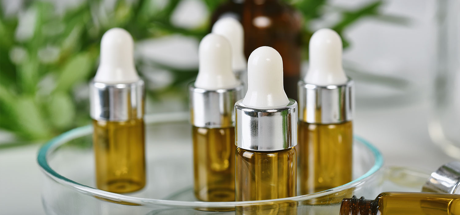 De opkomst van cosmoceuticals Huidserum flacons