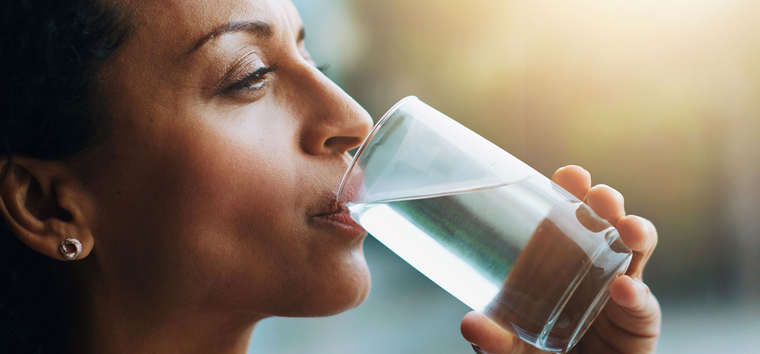 Welk mineraalwater u moet kiezen en voor welk voordeel? Vrouw drinkt een glas water