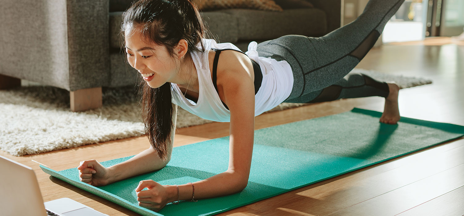Fitness thuis: essentiële uitrusting Vrouw die thuis sport