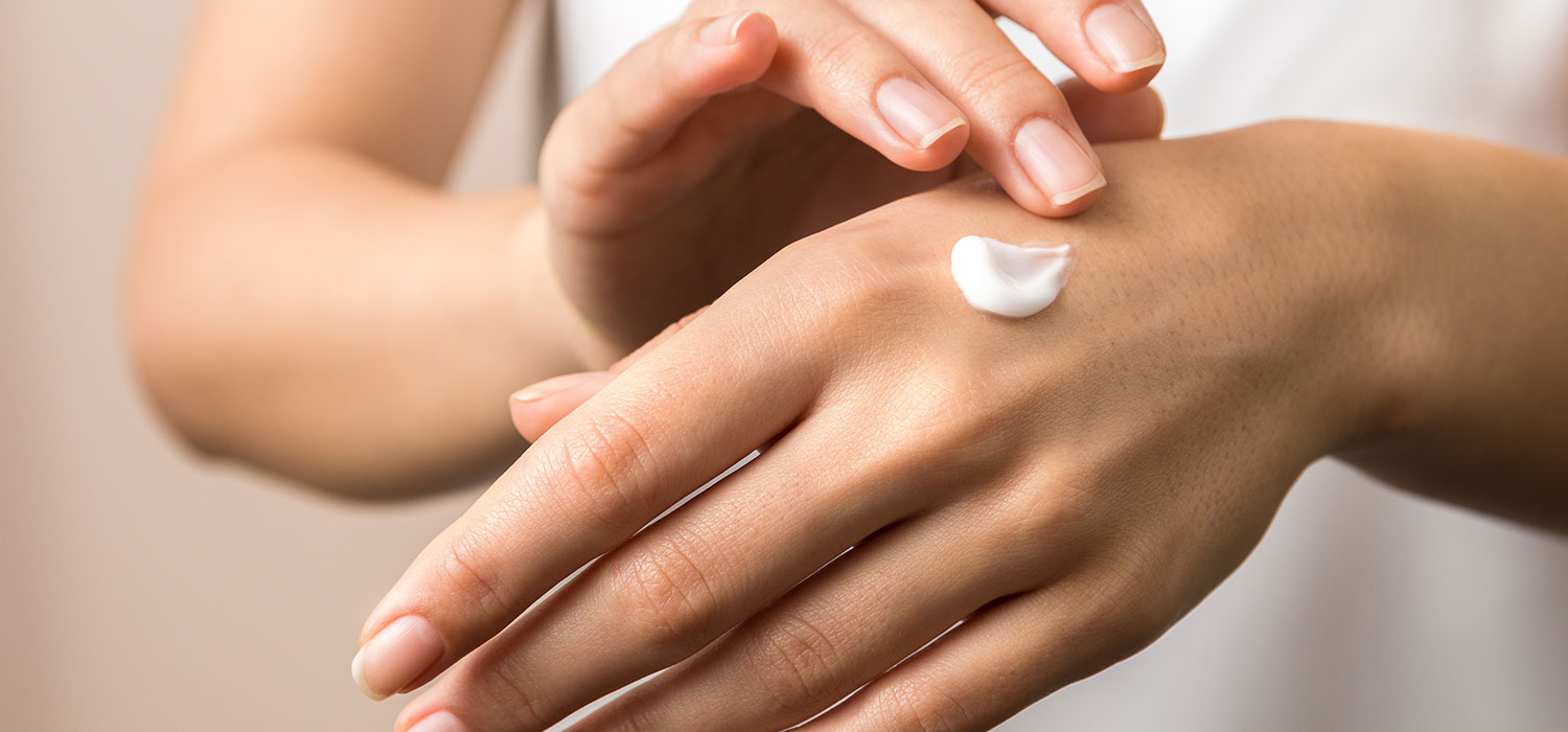 De nieuwe functionele, esthetische, herstellende neuscorrecties Vrouw die crème op haar handen smeert