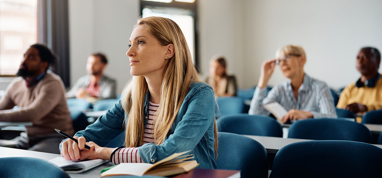 Goed advies voor een geweldig geheugen: Vrouw luistert naar een lezing