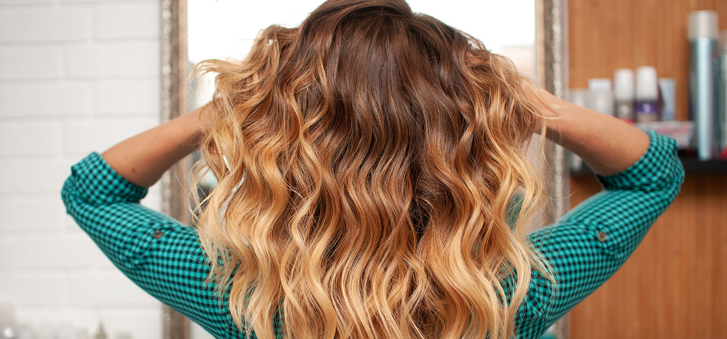 Haar: nieuwe kleurtrends Vrouw met gekleurd haar