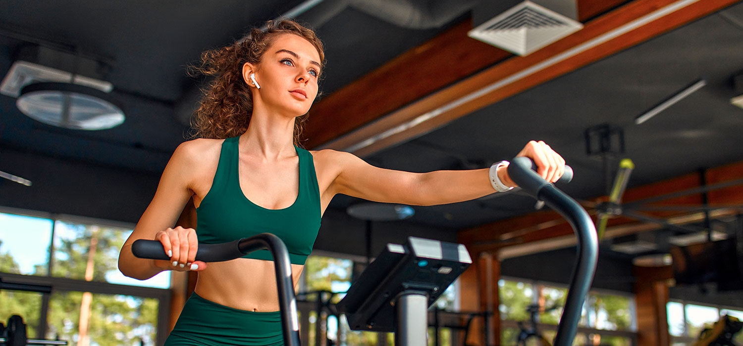 Effectieve Oefeningen voor een Jeugdige Uiterlijk Vrouw op de elliptical in de sportschool