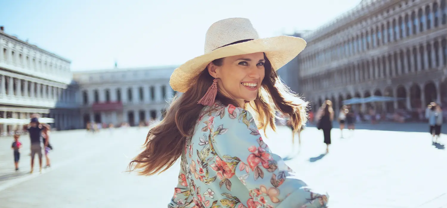 Must-have accessoires om de lente in stijl te verwelkomen glimlachende vrouw in een jurk en hoed in de lente