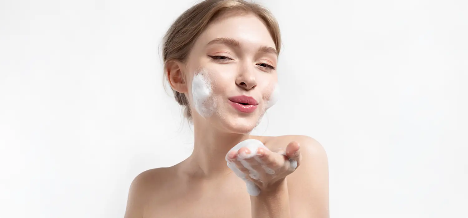 article-1 Glimlachende vrouw met een gezichtsbehandeling