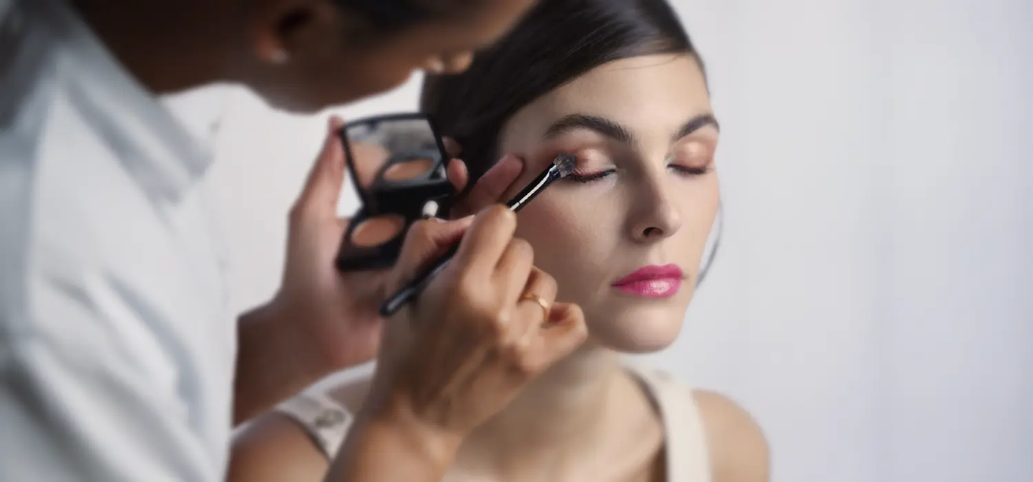 Wake-up call voor je make-up : Nieuwe kleuren, andere texturen Vrouw die oogmake-up draagt