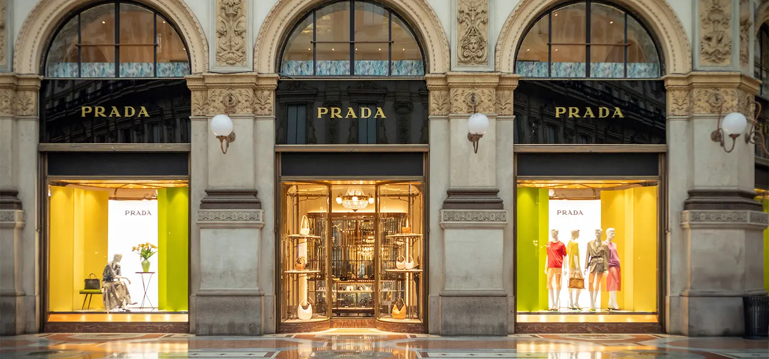Prada: een luxemerk vol paradoxen prada winkels