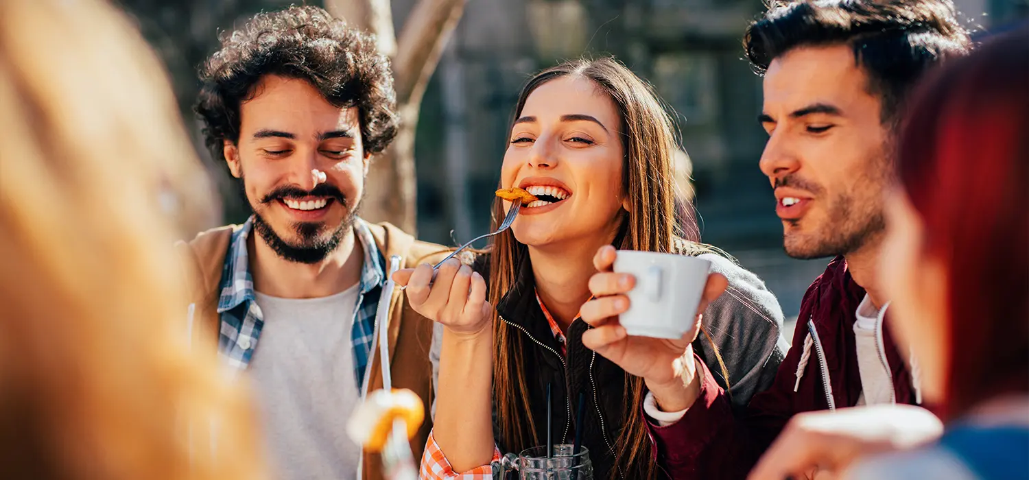 Healthy habits for a happier you glimlachende vrouw etend met haar vrienden