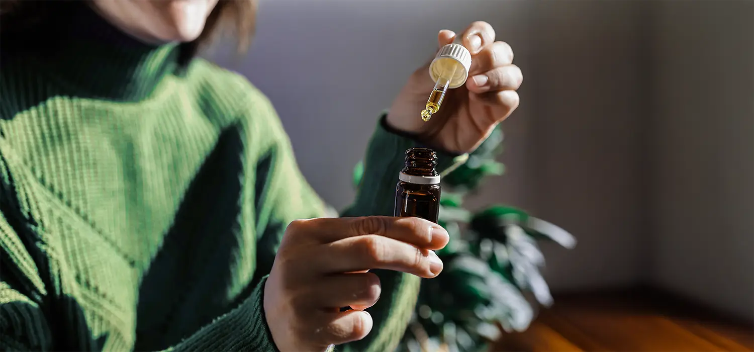 7 dingen om te weten voordat je essentiële oliën gebruikt Vrouw die etherische olie op haar hand aanbrengt