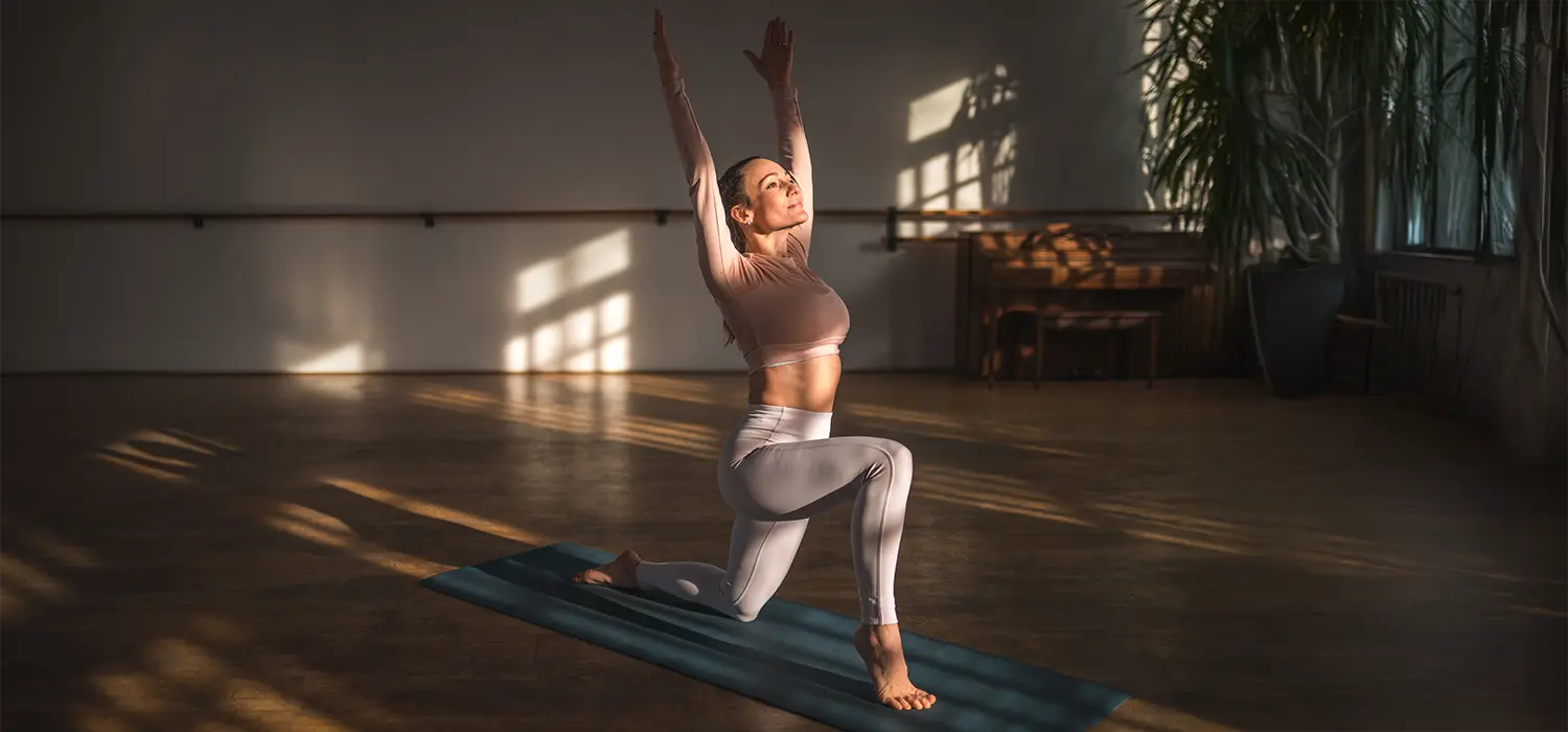 Hormoon Beauty & Fitness / Silhouette Vrouw in sportkleding die pilates doet in een studio