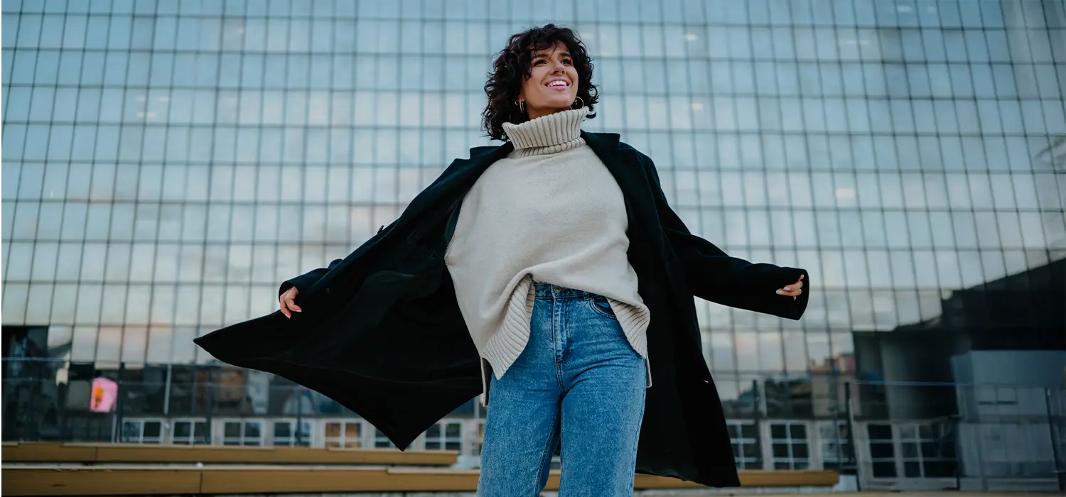 Comfort is het nieuwe chic — en het verandert onze manier van bewegen én de manier waarop we naar onszelf kijken Lachende vrouw die comfortabele kleding draagt die haar figuur benadrukt