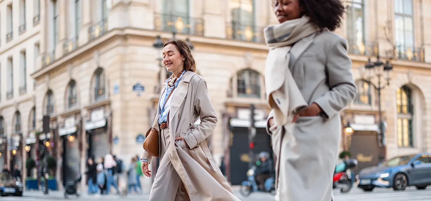 De items die je silhouet laten EEN ANDER UITZICHT GEVEN zonder dat iemand het ziet Elegante vrouwen in lange jassen lopen op straat